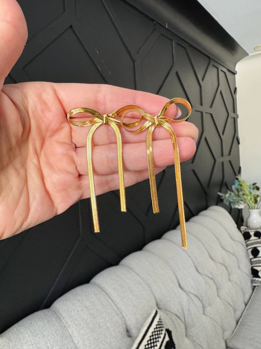 You’re like really pretty bow earrings: Gold
